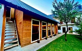 Lazer Cardaku Guesthouse